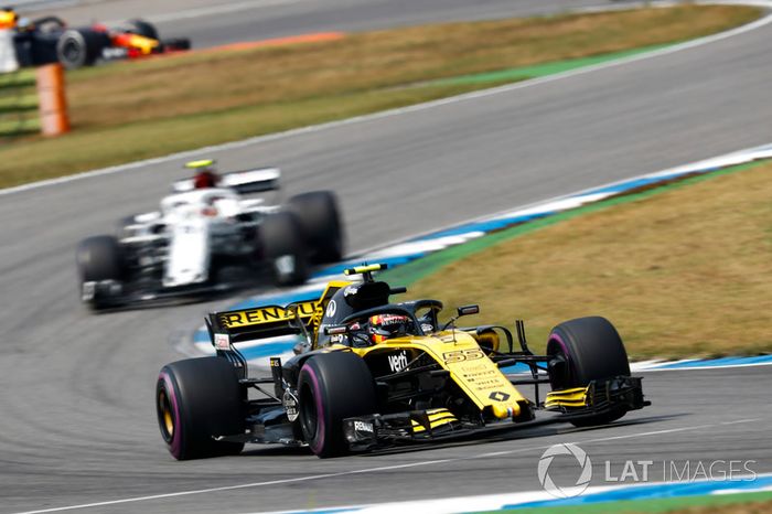 Carlos Sainz Jr., Renault Sport F1 Team R.S. 18, leads Charles Leclerc, Sauber C37
