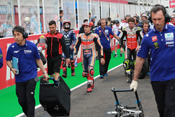 Marc Marquez, Repsol Honda Team, Cal Crutchlow, Team LCR Honda, quittent la grille