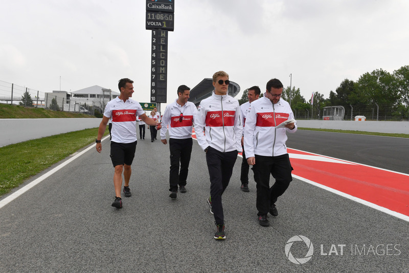 Marcus Ericsson, Sauber, cammina lungo il circuito