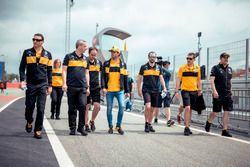 Carlos Sainz Jr., Renault Sport F1 Team walks the track