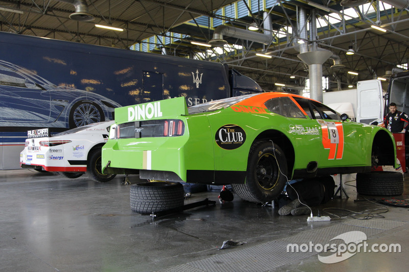 Le auto nel paddock
