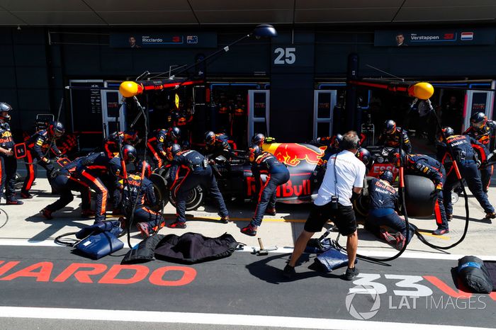 Max Verstappen, Red Bull Racing RB14, en boxes