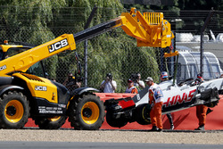La monoposto di Romain Grosjean, Haas VF-18 viene recuperata nelle FP1