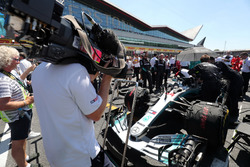 Lewis Hamilton, Mercedes AMG F1 W09, in griglia di partenza