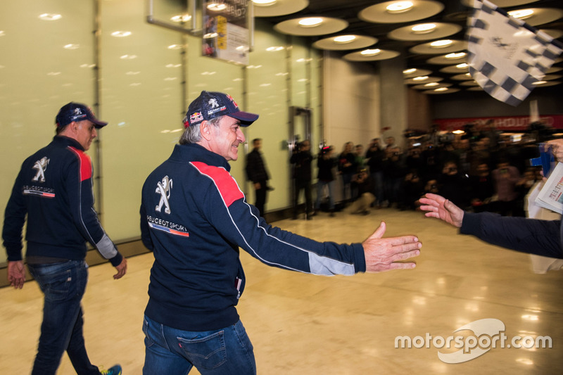 Carlos Sainz, Lucas Cruz, Peugeot Sport arrive at the airport
