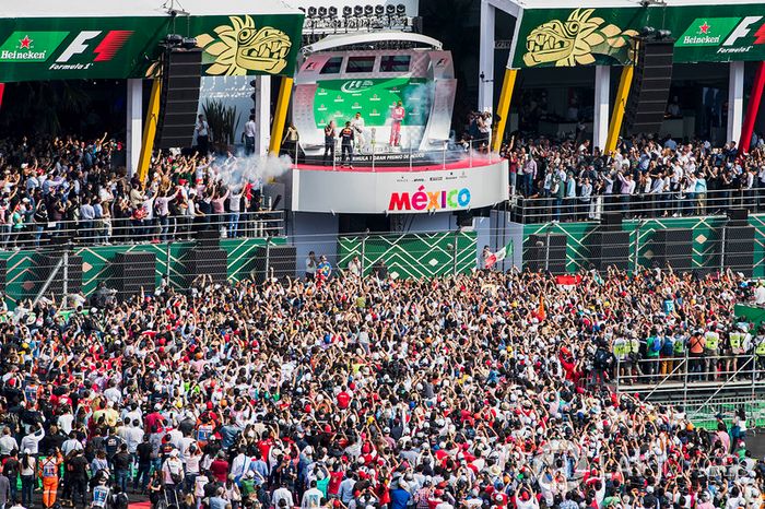Podium: ganador, Max Verstappen, Red Bull Racing, segundo, Valtteri Bottas, Mercedes AMG F1, tercero, Kimi Raikkonen, Ferrari