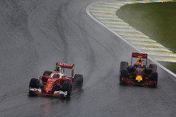 Kimi Raikkonen, Ferrari SF16-H, voor Max Verstappen, Red Bull Racing RB12