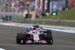 Sergio Perez, Force India VJM11, devant Valtteri Bottas, Mercedes AMG F1 W09
