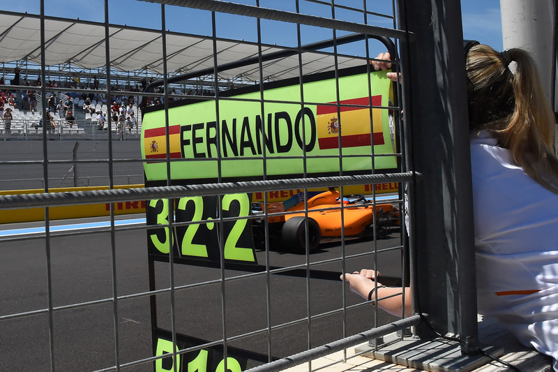 Pit board per Fernando Alonso, McLaren MCL33