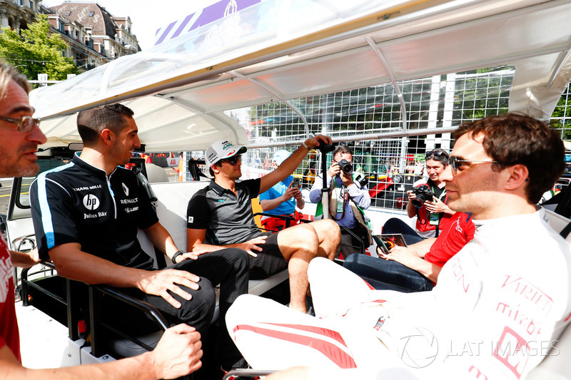 Nelson Piquet Jr., Jaguar Racing, Sébastien Buemi, Renault e.Dams, Jose Maria Lopez, Dragon Racing,  en el desfile de pilotos