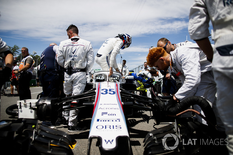 Sergey Sirotkin, Williams Racing, arrives on the grid