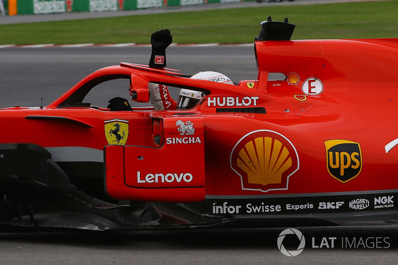 El ganador Sebastian Vettel, Ferrari SF71H saluda al final de la carrera