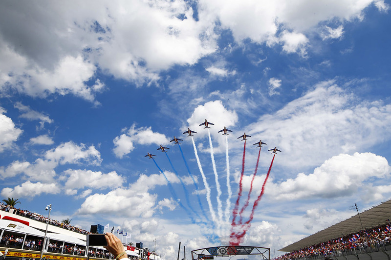 Esibizione dell'aeronautica militare francese sopra la griglia