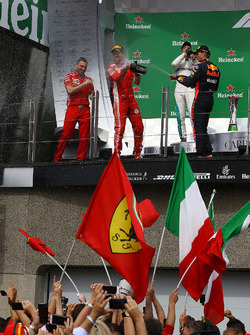 Podio: segundo lugar Valtteri Bottas, Mercedes-AMG F1, ganador de la carrera Sebastian Vettel, Ferrari y tercer lugar Max Verstappen, Red Bull Racing