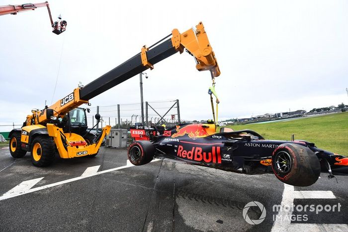 Marshals remove the car of Alexander Albon, Red Bull RB15, with a JCB