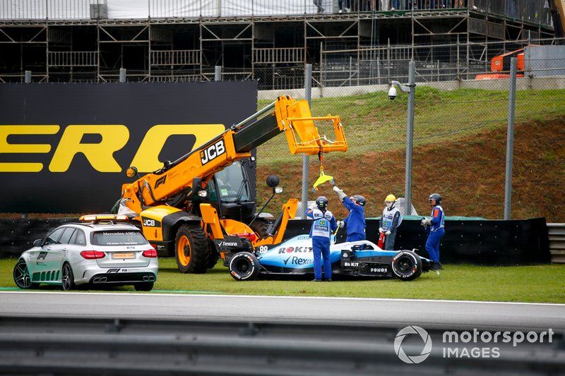 Los oficiales retiran el coche de Robert Kubica, Williams FW425, con una grúa 