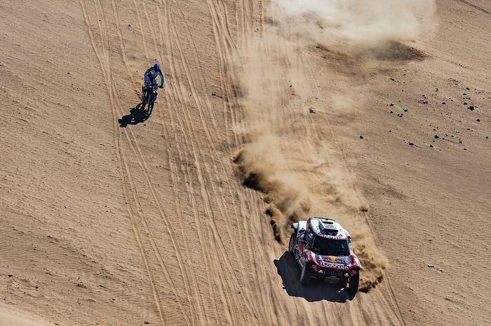 #305 JCW X-Raid Team: Carlos Sainz, Lucas Cruz, #89 Yamaha: Francesco Catanese