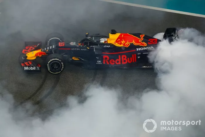 Max Verstappen, Red Bull Racing RB15, secondo classificato, festeggia sgommando