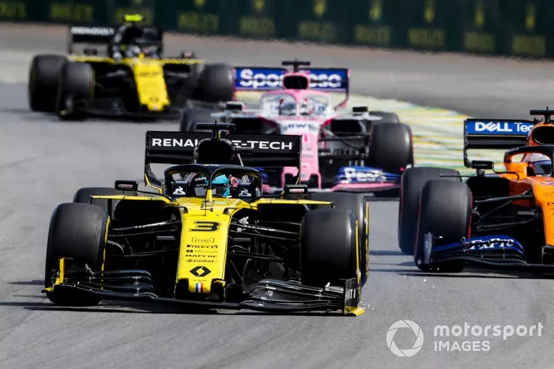 Daniel Ricciardo, Renault F1 Team R.S.19 con el alerón delantero roto, Carlos Sainz Jr, McLaren MCL34, Sergio Pérez, Racing Point RP19 y Nico Hulkenberg, Renault F1 Team R.S. 19 