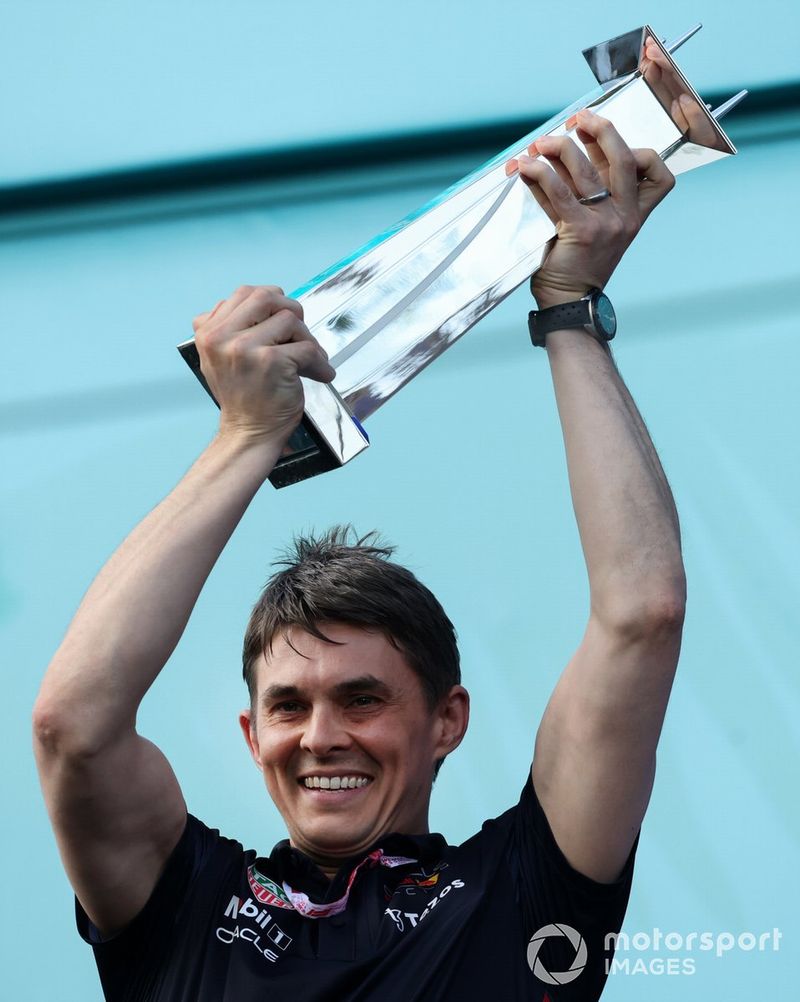 El delegado del equipo de Red Bull Racing levanta el trofeo de constructores en el podio