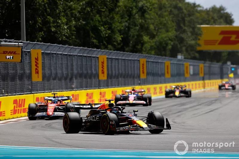 Max Verstappen, Red Bull Racing RB20, devance Charles Leclerc, Ferrari SF-24, et Daniel Ricciardo, VCARB 01.