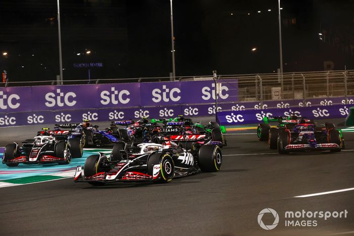 Kevin Magnussen, Haas VF-24, lidera a Daniel Ricciardo, VCARB 01, Nico Hulkenberg, Haas VF-24, Esteban Ocon, Alpine A524, y el resto del pelotón en la salida.