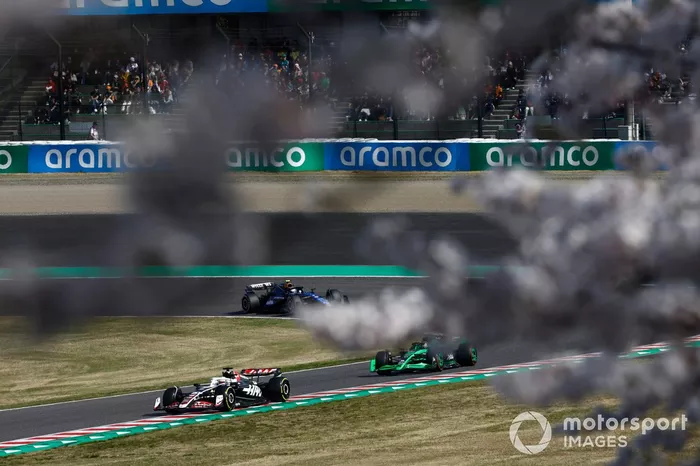 Kevin Magnussen, Haas VF-24, Zhou Guanyu, Kick Sauber C44