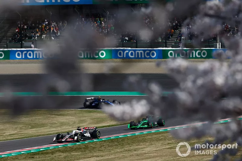 Kevin Magnussen, Haas VF-24, Zhou Guanyu, Kick Sauber C44