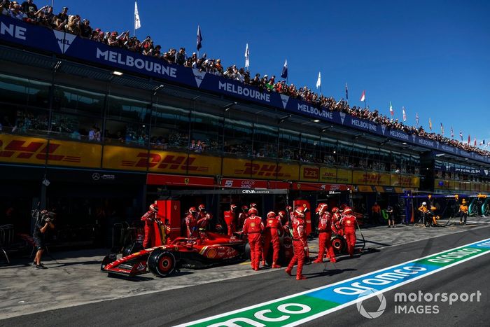 Carlos Sainz, Ferrari SF-24, hace una parada en boxes