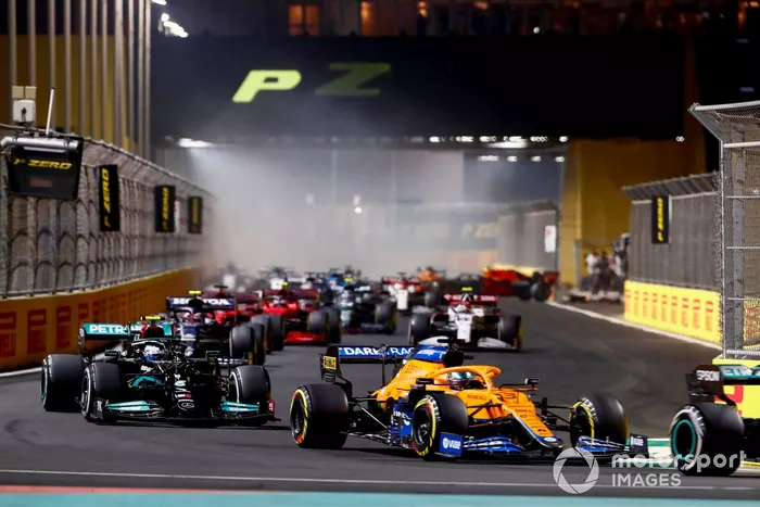 Daniel Ricciardo, McLaren MCL35M, Valtteri Bottas, Mercedes W12