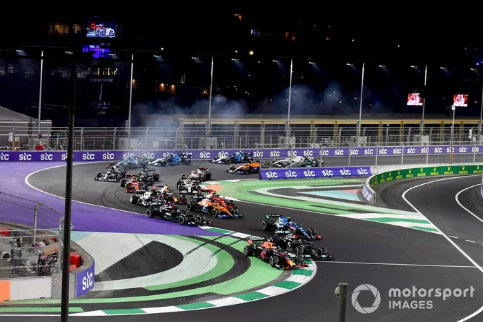Max Verstappen, Red Bull Racing RB16B, Lewis Hamilton, Mercedes W12, Esteban Ocon, Alpine A521