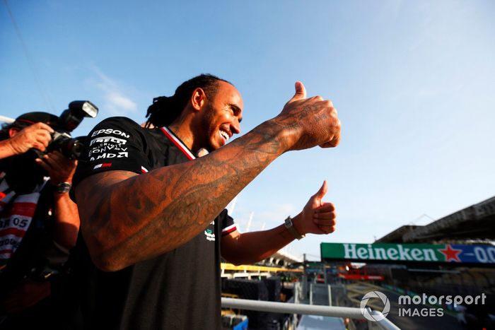 Lewis Hamilton, Mercedes W12, celebra con los aficionados tras la carrera
