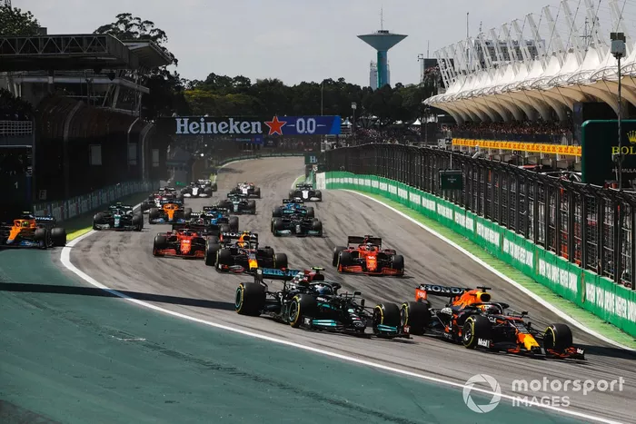 Max Verstappen, Red Bull Racing RB16B, Valtteri Bottas, Mercedes W12, Sergio Pérez, Red Bull Racing RB16B, Charles Leclerc, Ferrari SF21, Carlos Sainz Jr., Ferrari SF21, y el resto del pelotón en la salida