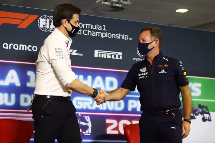 Toto Wolff, director de equipo y consejero delegado de Mercedes AMG, y Christian Horner, director de equipo de Red Bull Racing, se dan la mano