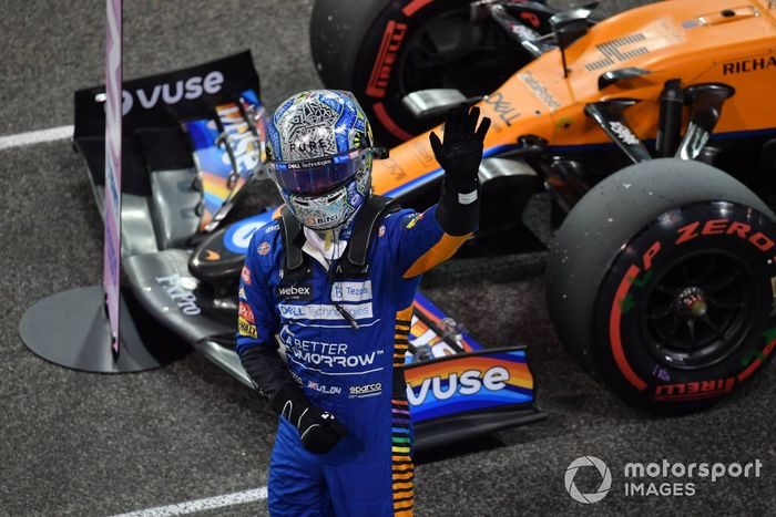 Lando Norris, McLaren, saluda desde la parrilla de salida tras conseguir el tercer puesto en la clasificación