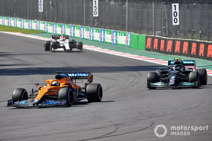 Daniel Ricciardo, McLaren MCL35M, Valtteri Bottas, Mercedes W12, Antonio Giovinazzi, Alfa Romeo Racing C41