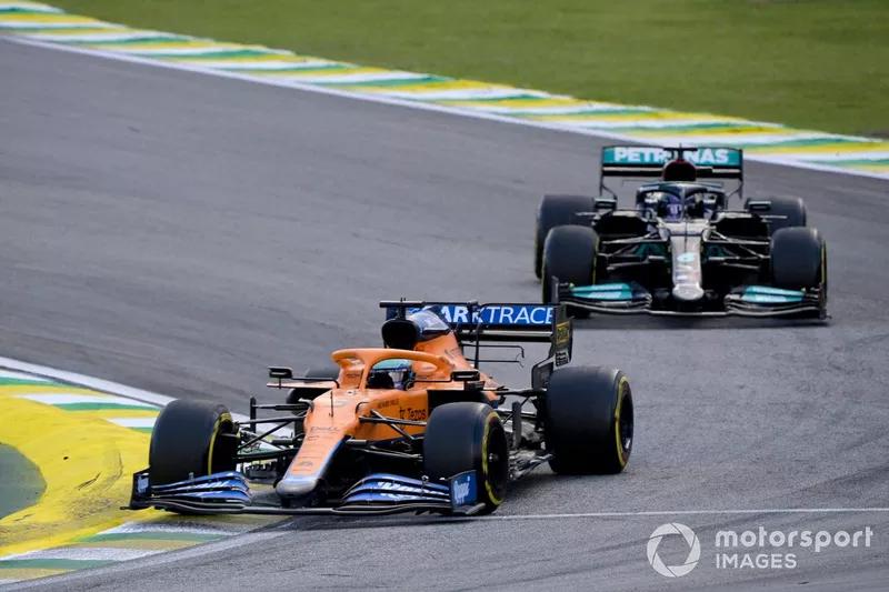 Daniel Ricciardo, McLaren MCL35M, Lewis Hamilton, Mercedes W12