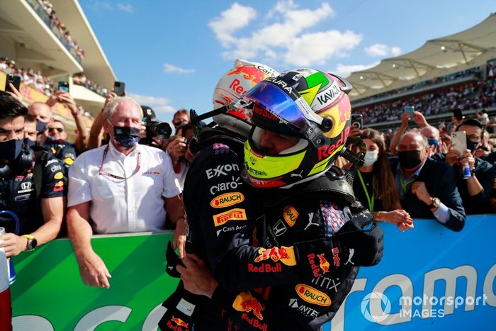 Max Verstappen, Red Bull Racing, 1ª posición, y Sergio Pérez, Red Bull Racing, 3ª posición, se felicitan mutuamente en el Parc Ferme