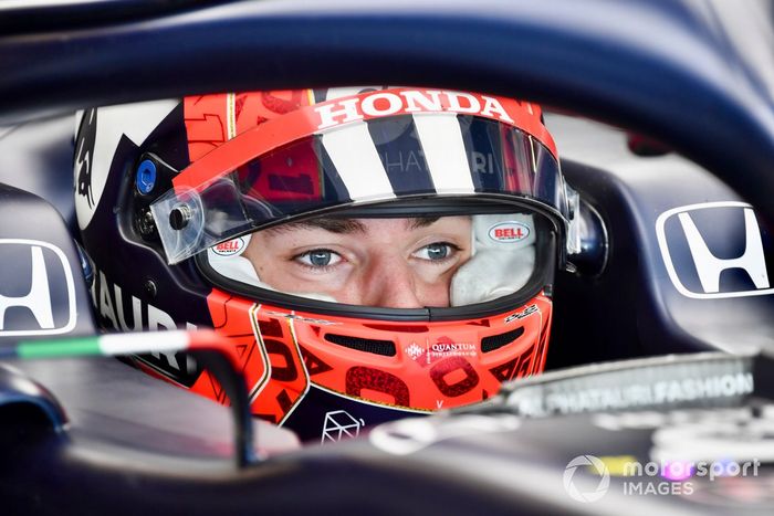 Pierre Gasly, AlphaTauri AT01 adaptado (muleto) con los Pirelli de 18 pulgadas 