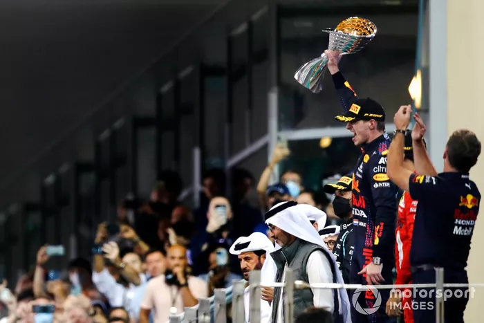 Podio: campeón de pilotos de 2021, Max Verstappen, Red Bull Racing, Christian Horner, director del equipo, Red Bull Racing