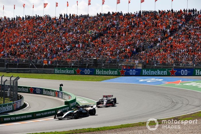 Lewis Hamilton, Mercedes F1 W15, Kevin Magnussen, Haas VF-24