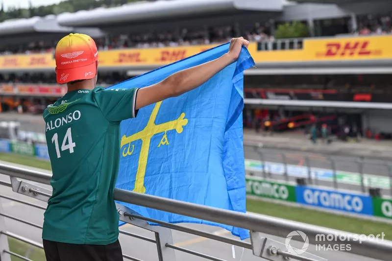 Un aficionado muestra su apoyo a Fernando Alonso, Aston Martin F1 Team