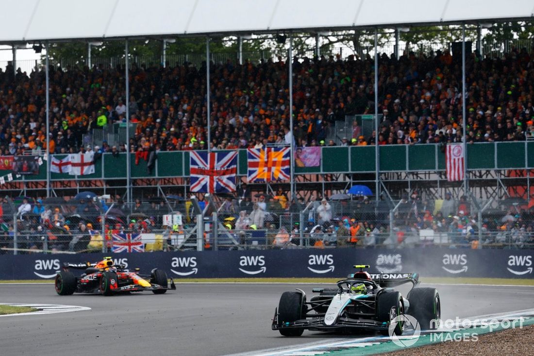 Lewis Hamilton, Mercedes F1 W15, Sergio Perez, Red Bull Racing RB20