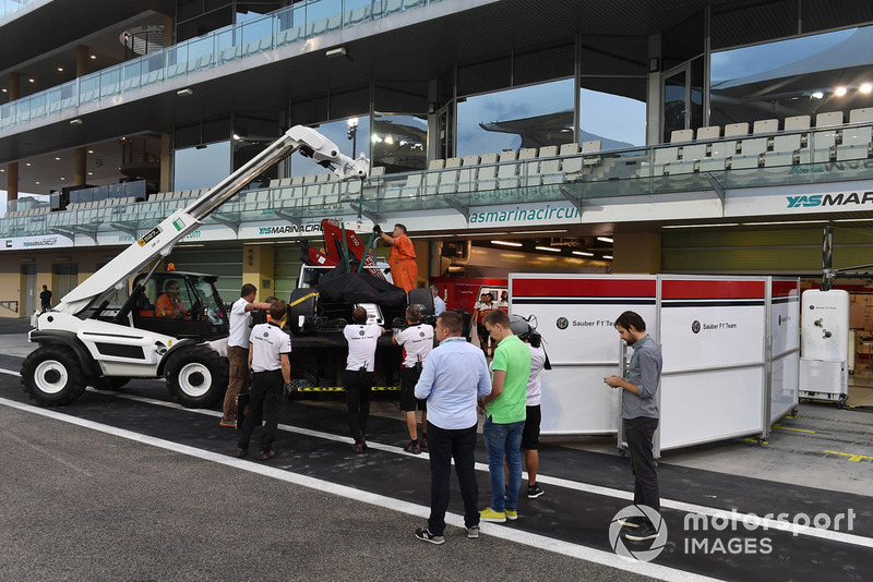 El coche de Kimi Raikkonen, Sauber C37 es regresado hasta los boxes
