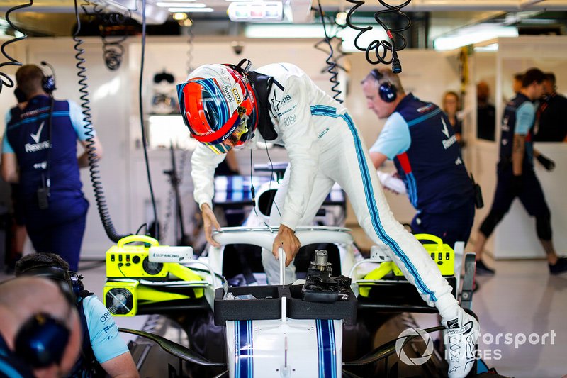 Роберт Кубіца займає місце в кокпіті свого Williams FW41