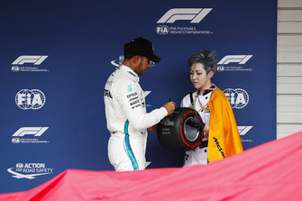 Pole position winner Lewis Hamilton, Mercedes AMG F1, receives the Pirelli Pole Tophy