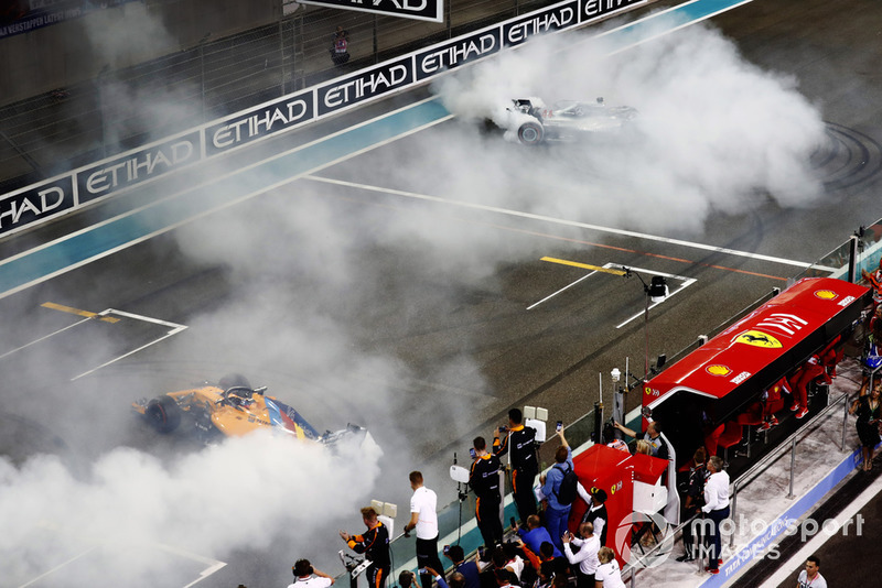 Fernando Alonso, McLaren MCL33, y Lewis Hamilton, Mercedes AMG F1 W09 EQ Power+, realizan donas al final de la carrera