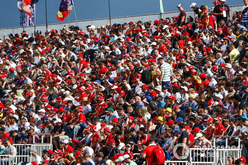 Tribuna gremita di tifosi