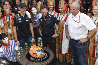Max Verstappen, Red Bull Racing festeggia il suo compleanno con Christian Horner, Team Principal, Red Bull Racing e il Dr Helmut Marko, Consulente Red Bull Motorsport