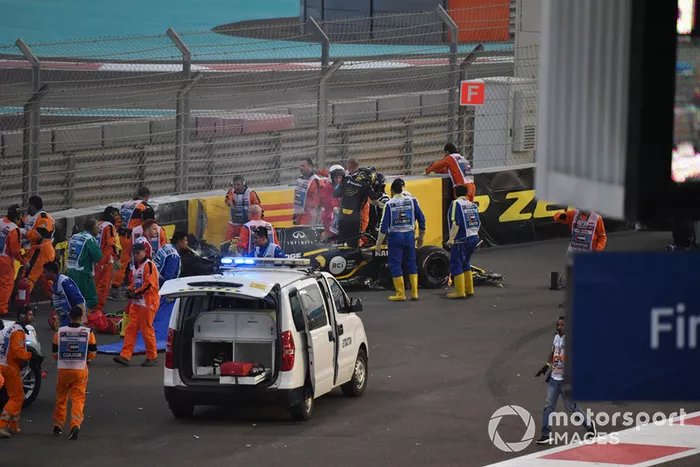 L'équipe médicale et les commissaires viennent en aident à Nico Hulkenberg, Renault Sport F1 Team R.S. 18 après son accident du premier tour